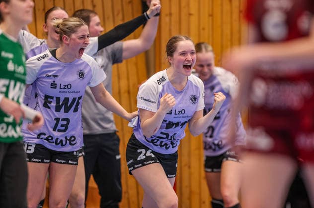 GER, Bensheim, HSG Bensheim Auerbach Flames vs Vfl Oldenburg, Alsco Handball Bundesliga Women, Handball, DHB, Season 2025 2026, Weststadthalle Bensheim, 14 Matchday in picture Cheers, Joy and emotions with Jane Martens VfL Oldenburg Handball 13 and Laurentia Wolff VfL Oldenburg Handball 24 after the victory of VfL Oldenburg Handball against HSG Bensheim Auerbach Flames DFB DFL REGULATIONS PROHIBIT ANY USE OF PHOTOGRAPHS AS IMAGE SEQUENCES AND OR QUASI VIDEO, 21 01 2026 Copyright: HMBxMedia HendrikxHamelau