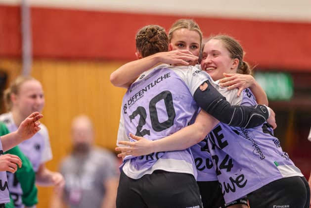 GER, Bensheim, HSG Bensheim Auerbach Flames vs Vfl Oldenburg, Alsco Handball Bundesliga Frauen, Handball, DHB, Spielzeit 2025 2026, Weststadthalle Bensheim, 14 Spieltag im Bild v l Ariane Pfundstein VfL Oldenburg Handball 20 , Laurentia Wolff VfL Oldenburg Handball 24, Cheers and joy after the victory of VfL Oldenburg Handball against HSG Bensheim Auerbach Flames DFB DFL REGULATIONS PROHIBIT ANY USE OF PHOTOGRAPHS AS IMAGE SEQUENCES AND OR QUASI VIDEO, 21 01 2026 Copyright: HMBxMedia HendrikxHamelau