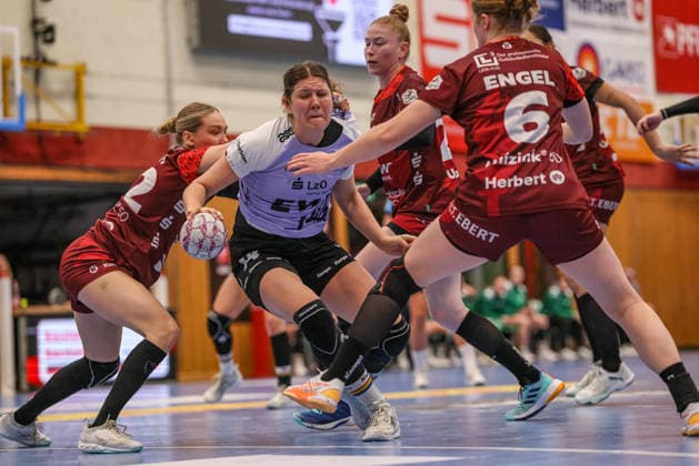 GER, Bensheim, HSG Bensheim Auerbach Flames vs Vfl Oldenburg, Alsco Handball Bundesliga Frauen, Handball, DHB, Spielzeit 2025 2026, Weststadthalle Bensheim, 14 Spieltag im Bild v l Marie Steffen VfL Oldenburg Handball 14 , Nina Engel HSG Bensheim Auerbach Flames Frauen 6 DFB DFL REGULATIONS PROHIBIT ANY USE OF PHOTOGRAPHS AS IMAGE SEQUENCES AND OR QUASI VIDEO, 21 01 2026 Copyright: HMBxMedia HendrikxHamelau