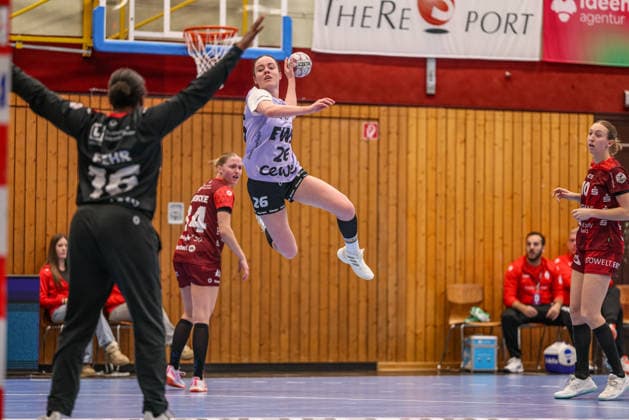GER, Bensheim, HSG Bensheim Auerbach Flames vs Vfl Oldenburg, Alsco Handball Bundesliga Frauen, Handball, DHB, Season 2025 2026, Weststadthalle Bensheim, 14 Matchday in picture f l Vanessa Fehr HSG Bensheim Auerbach Flames Women 16 , Pam Korsten VfL Oldenburg Handball 26 , Fly ball, throw DFB DFL REGULATIONS PROHIBIT ANY USE OF PHOTOGRAPHS AS IMAGE SEQUENCES AND OR QUASI VIDEO, 21 01 2026 Copyright: HMBxMedia HendrikxHamelau