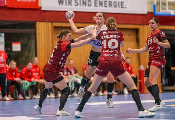 GER, Bensheim, HSG Bensheim Auerbach Flames vs Vfl Oldenburg, Alsco Handball Bundesliga Frauen, Handball, DHB, Spielzeit 2025 2026, Weststadthalle Bensheim, 14 Spieltag im Bild v l Isabell Hurst HSG Bensheim Auerbach Flames Frauen 5 , Joanna Granicka VfL Oldenburg Handball 21 , Matilda Ehlert HSG Bensheim Auerbach Flames Frauen 10 DFB DFL REGULATIONS PROHIBIT ANY USE OF PHOTOGRAPHS AS IMAGE SEQUENCES AND OR QUASI VIDEO, 21 01 2026 Copyright: HMBxMedia HendrikxHamelau