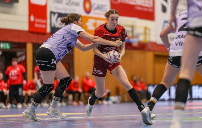 GER, Bensheim, HSG Bensheim Auerbach Flames vs Vfl Oldenburg, Alsco Handball Bundesliga Frauen, Handball, DHB, Season 2025 2026, Weststadthalle Bensheim, 14 Matchday in the picture f l Marie Steffen VfL Oldenburg Handball 14 , Matilda Ehlert HSG Bensheim Auerbach Flames Women 10 DFB DFL REGULATIONS PROHIBIT ANY USE OF PHOTOGRAPHS AS IMAGE SEQUENCES AND OR QUASI VIDEO, 21 01 2026 Copyright: HMBxMedia HendrikxHamelau