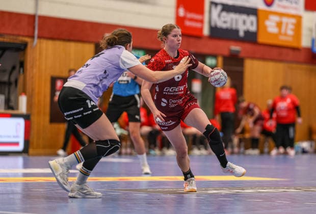 GER, Bensheim, HSG Bensheim Auerbach Flames vs Vfl Oldenburg, Alsco Handball Bundesliga Frauen, Handball, DHB, Spielzeit 2025 2026, Weststadthalle Bensheim, 14 Spieltag im Bild v l Marie Steffen VfL Oldenburg Handball 14 , Nina Engel HSG Bensheim Auerbach Flames Frauen 6 DFB DFL REGULATIONS PROHIBIT ANY USE OF PHOTOGRAPHS AS IMAGE SEQUENCES AND OR QUASI VIDEO, 21 01 2026 Copyright: HMBxMedia HendrikxHamelau