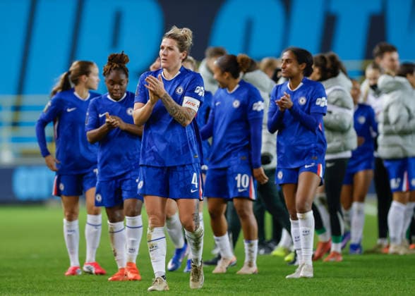 Manchester, England, 21st January 2026. Millie Bright of Chelsea leads the Chelsea players as they applauds fans at full time following the Manchester City Women vs Chelsea Women Subway Women s League Cup match at the Academy Stadium, Manchester. Picture credit should read: Cody Froggatt Sportimage EDITORIAL USE ONLY. No use with unauthorised audio, video, data, fixture lists, club league logos or live services. Online in-match use limited to 120 images, no video emulation. No use in betting, games or single club league player publications. SPI_027_CF_MANCHESTER_CITY_WOMEN_V_CHELSEA_WOMEN SPI-4471-0027