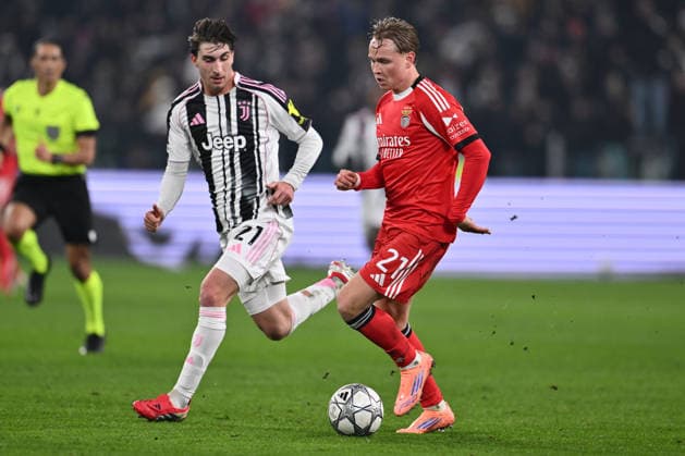 Fabio Miretti of Juventus F.C. and Andreas Schjelderup of S.L. Benfica are in action during the UEFA Champions League phase day 7 football match between Juventus F.C. and S.L. Benfica at the Juventus Stadium on January 21, 2026 in Milan, Italy.  Copyright: xDomenicoxCippitelli IPAxSportx xipa-agency.netx xx IPA_70392977 IPA_Agency_IPA70392977