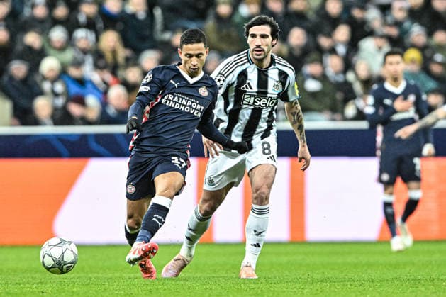 Newcastle United v PSV Eindhoven UEFA Champions League Sandro Tonali of Newcastle United and Mauro Junior of PSV Eindhoven during the UEFA Champions League match at St. James s Park, Newcastle 21 01 2026 UK Newspapers OUT Copyright: xJamiexJohnstonx FIL-22840-0139