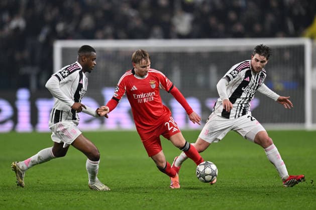 Pierre Kalulu of Juventus F.C., Andreas Schjelderup of S.L. Benfica and Fabio Miretti of Juventus F.C. are in action during the UEFA Champions League phase day 7 football match between Juventus F.C. and S.L. Benfica at the Juventus Stadium on January 21, 2026 in Milan, Italy.  Copyright: xDomenicoxCippitelli IPAxSportx xipa-agency.netx xx IPA_70393118 IPA_Agency_IPA70393118