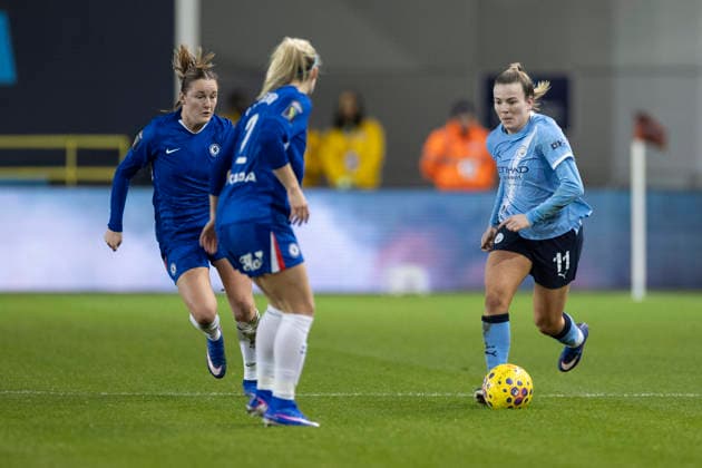 Manchester City v Chelsea - Subway Women s League Cup Semi Final Lauren Hemp 11 of Manchester City Women F.C is challenged by Ellie Carpenter 2 of Chelsea Women F.C. during the FA Women s League Cup match between Manchester City and Chelsea at the Joie Stadium in Manchester, England, on January 21, 2026. Manchester United Kingdom  Copyright: xMIxNewsx originalFilename:fletcher-manchest260121_npPSh.jpg