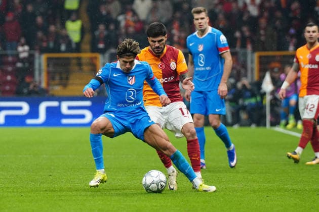 ISTANBUL, TURKEY - JANUARY 21: Eren Elmali (17) of Galatasaray SK and Giuliano Simeone (20) of Atletico de Madrid battle for the ball during the UEFA Champions League 2025 26 League Phase MD7 match between Galatasaray A.S. and Atletico de Madrid at Ali Sami Yen Spor Kompleksi Rams Park Stadium on January 21, 2026 in Istanbul, Turkey. Istanbul Turkey Copyright: xSeskimphotox GSaray-AMadrid-210126 (104)