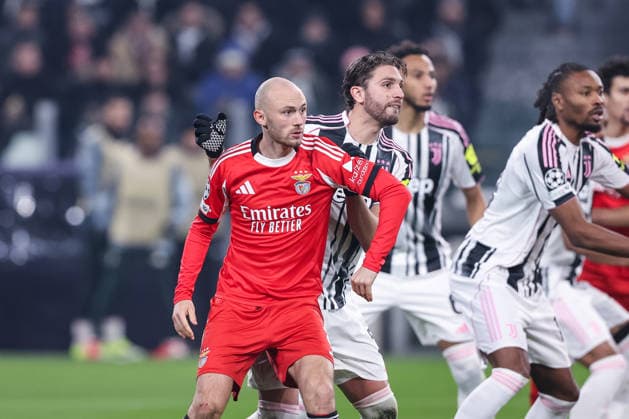 TURIN, ITALY JANUARY 21 Fredrik Aursnes of SL Benfica L against Manuel Locatelli of Juventus FC C and Lloyd Kelly of Juventus FC R during the UEFA Champions League 2025 26 League Phase MD7 match between Juventus and SL Benfica at Juventus Stadium on January 21, 2026 in Turin, Italy Turin Juventus Stadium Italy Copyright: xJustPictures.ch LuigixRizzox jp-en-EuSpIm-AN0I2187-20251218