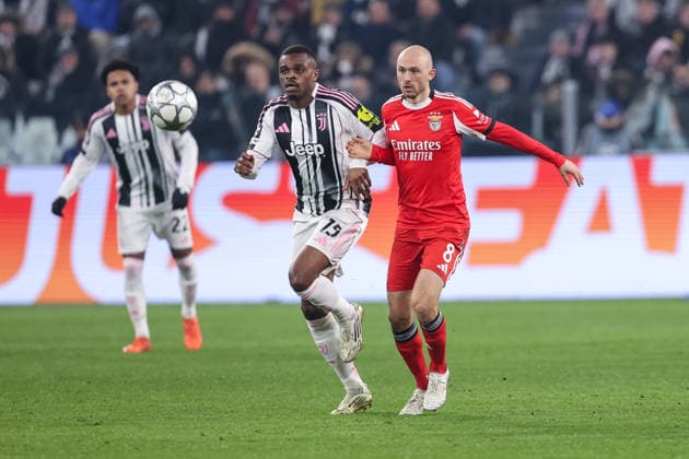 TURIN, ITALY JANUARY 21 Pierre Kalulu of Juventus FC L against Fredrik Aursnes of SL Benfica R during the UEFA Champions League 2025 26 League Phase MD7 match between Juventus and SL Benfica at Juventus Stadium on January 21, 2026 in Turin, Italy Turin Juventus Stadium Italy Copyright: xJustPictures.ch LuigixRizzox jp-en-EuSpIm-AN0I2192-20251218