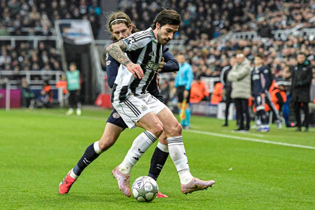 Newcastle United v PSV Eindhoven UEFA Champions League Malick Thiaw of Newcastle United and Yarek Gasiorowski of PSV Eindhoven during the UEFA Champions League match at St. James s Park, Newcastle 21 01 2026 UK Newspapers OUT Copyright: xJamiexJohnstonx FIL-22840-0312