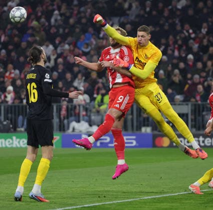 21 01 2026, FC Bayern Muenchen vs Union Sainte Gilloise Muenchen, Football, Sports, in the picture Christian Burges Union Sainte Gilloise , and Harry Kane FC Bayern Muenchen vs Kjell Scherpen Union Sainte Gilloise