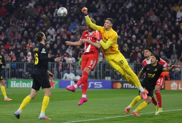 21 01 2026, FC Bayern Muenchen vs Union Sainte Gilloise Muenchen, Football, Sport, in the picture Harry Kane FC Bayern Muenchen stopped by Kjell Scherpen Union Sainte Gilloise, Anouar Ait El Hadj Union Sainte Gilloise and Luis Diaz FC Bayern Muenchen look on