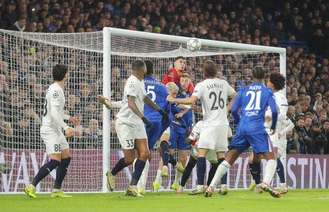 Chelsea v Pafos, UEFA Champions League, Stamford Bridge, London, UK - 21 01 2026 Jay Gorter of Pafos climbs over Liam Delap of Chelsea during the UEFA Champions League game at Stamford Bridge London Stamford Bridge London GBR, UK NEWSPAPERS OUT Copyright: xMarkxGreenwoodx