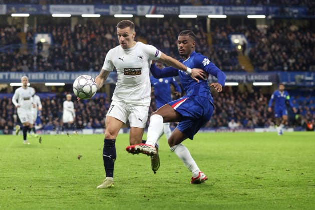 Chelsea gegen Pafos 21. Januar 2026, London UEFA Champions League Fußball, Gruppenphase Chelsea gegen Pafos Mislav Orsic von Pafos und Jorrel Hato von Chelsea Foto Charlotte Wilson Abseits London UK  Copyright: xCharlottexWilsonx xOffsidexOffside