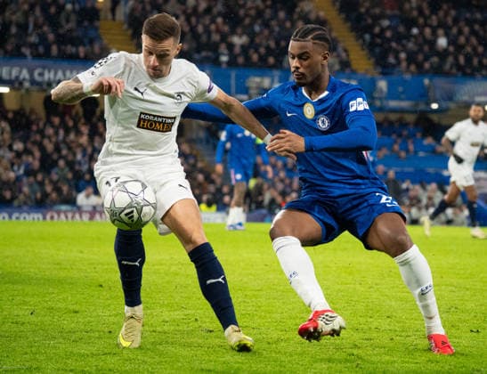 Mislav Orsic (L) sheilding off Jorrel Hato (R) during the UEFA Champions League match between Chelsea and Pafos at Stamford Bridge in London, United Kingdom (Photo by Elliot Legg Sports Press Photo) Copyright: xElliotxLegg SportsxPressxPhotox Sportspressphoto_SPR84267