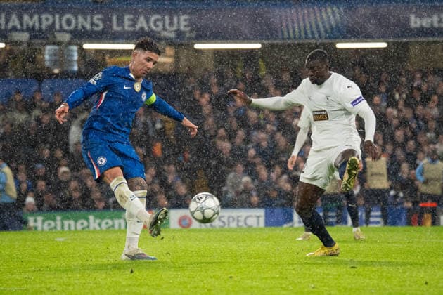 Enzo Fernandez (L) passing through Ken Sema (R) during the UEFA Champions League match between Chelsea and Pafos at Stamford Bridge in London, United Kingdom (Photo by Elliot Legg Sports Press Photo) Copyright: xElliotxLegg SportsxPressxPhotox Sportspressphoto_SPR84281