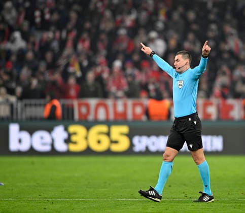 Referee Referee Rade Obrenovic SVN VAR, video assistant, video evidence, video referee video assistant referee decides on penalty kick, penalty kick in the background perimeter advertising logo bet365 gesture gesture FC Bayern Muenchen FCB vs R Union Saint Gilloise Matchday 7 21 01 2026 DFL REGULATIONS PROHIBIT ANY USE OF PHOTOGRAPHS AS IMAGE SEQUENCES AND OR QUASI VIDEO FC Bayern Muenchen FCB vs R Union Saint Gilloise