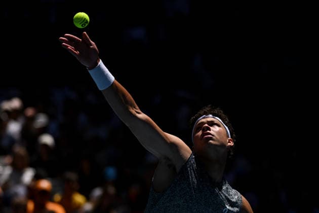 TENNIS AUSTRALIAN OPEN, Ben Shelton of the USA recats during the Men™s 2nd round match against Dane Sweeny of Australia on day 5 of the 2026 Australian Open tennis tournament at Melbourne Park in Melbourne, Wednesday, January 22, 2026. ( NO ARCHIVING MELBOURNE VICTORIA AUSTRALIA  Copyright: xJAMESxROSSx 20260122185935285335