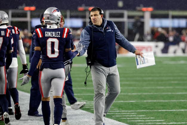 FOXBOROUGH, MA - JANUARY 18: Mike Vrabel of the New England Patriots greets Christian Gonzalez 0 of the New England Patriots during an AFC Divisional Round game between the New England Patriots and the Houston Texans on January 18, 2026, at Gillette Stadium in Foxborough, Massachusetts. (Photo by Fred Kfoury III Icon Sportswire) NFL, American Football Herren, USA JAN 18 AFC Divisional Round Texans at Patriots EDITORIAL USE ONLY Icon482260118192
