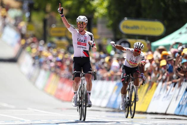 CYCLING TOUR DOWN UNDER, Jay Vine of UAE celebrates victory with team mate Jhonatan Narvaez in second place during stage 2, Norwood to Uraidla, 148.1km of the 2026 Men s Tour Down Under professional road bicycle race in Adelaide, Thursday, January 22, 2026. ( NO ARCHIVING, EDITORIAL USE ONLY ADELAIDE SOUTH AUSTRALIA AUSTRALIA  Copyright: xMATTxTURNERx 20260122180124497666