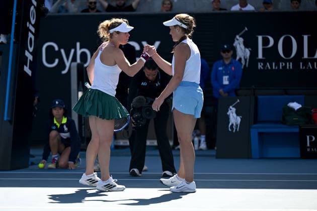 TENNIS AUSTRALIAN OPEN, Maddison Inglis of Australia is congratulated on her win in the Women™s 2nd round match by Laura Siegemund of Germany on day 5 of the 2026 Australian Open tennis tournament at Melbourne Park in Melbourne, Wednesday, January 22, 2026. ( NO ARCHIVING MELBOURNE VICTORIA AUSTRALIA  Copyright: xLUKASxCOCHx 20260122115468891710