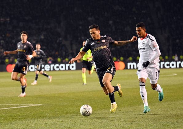 (260122) -- BAKU, Jan. 22, 2026 -- Qarabag s Matheus Silva (front L) breaks through against Frankfurt s Ansgar Knauff during the UEFA Champions League match between Qarabag and Frankfurt at the Tofiq Bahramov Republican Stadium in Baku, Azerbaijan, Jan. 21, 2026. (Photo by Xinhua) (SP)AZERBAIJAN-BAKU-FOOTBALL-UEFA CHAMPIONS LEAGUE-QARABAG VS FRANKFURT TofikxBabayev 
