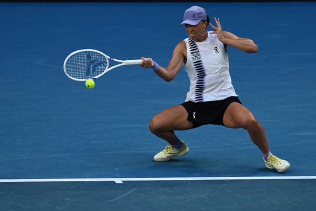 TENNIS AUSTRALIAN OPEN, Iga Swiatek of Poland in action during the Women™s 2nd round match against Marie Bouzkova of Czechia on day 5 of the 2026 Australian Open tennis tournament at Melbourne Park in Melbourne, Wednesday, January 22, 2026. ( NO ARCHIVING MELBOURNE VICTORIA AUSTRALIA  Copyright: xJOELxCARRETTx 20260122119528516040