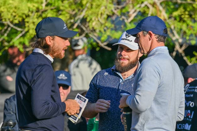 Hero Dubai Desert Classic 2026 DUBAI, UNITED ARAB EMIRATES - JANUARY 22: Tommy Fleetwood (L) chats with Tyrrell Hatton (C) and Rory McIlroy (R) during the Hero Dubai Desert Classic held at the Emirates Golf Club in Dubai, United Arab Emirates on January 22, 2026. Waleed Zein Anadolu Dubai United Arab Emirates. Editorial use only. Please get in touch for any other usage.  Copyright: x2026xAnadoluxWaleedxZeinx
