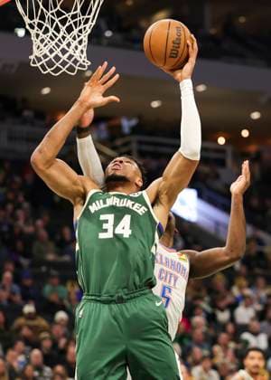 (260122) -- MILWAUKEE, Jan. 22, 2026 -- Milwaukee Bucks Giannis Antetokounmpo (front) drives to the basket during the 2025-2026 NBA, Basketball Herren, USA regular season game between Milwaukee Bucks and Oklahoma City Thunder in Milwaukee, the United States, Jan. 21, 2026. (Photo by Xinhua) (SP)U.S.-MILWAUKEE-BASKETBALL-NBA-BUCKS VS THUNDER JoelxLerner 