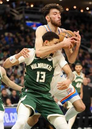 (260122) -- MILWAUKEE, Jan. 22, 2026 -- Oklahoma City Thunder s Chet Holmgren (R) and Milwaukee Bucks Ryan Rollins battle for a rebound during the 2025-2026 NBA, Basketball Herren, USA regular season game between Milwaukee Bucks and Oklahoma City Thunder in Milwaukee, the United States, Jan. 21, 2026. (Photo by Xinhua) (SP)U.S.-MILWAUKEE-BASKETBALL-NBA-BUCKS VS THUNDER JoelxLerner 