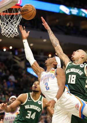 (260122) -- MILWAUKEE, Jan. 22, 2026 -- Oklahoma City Thunder s Shai Gilgeous-Alexander (2nd R) drives to the basket against Milwaukee Bucks Kyle Kuzma (1st R) during the 2025-2026 NBA, Basketball Herren, USA regular season game between Milwaukee Bucks and Oklahoma City Thunder in Milwaukee, the United States, Jan. 21, 2026. (Photo by Xinhua) (SP)U.S.-MILWAUKEE-BASKETBALL-NBA-BUCKS VS THUNDER JoelxLerner 