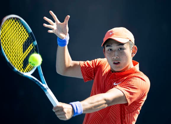 (260122) -- MELBOURNE, Jan. 22, 2026 -- Shang Juncheng of China hits a return during the men s singles 2nd round match against Botic Van de Zandschulp of the Netherlands at the Australian Open tennis tournament in Melbourne, Australia, Jan. 22, 2026. (Photo by Xinhua) (SP)AUSTRALIA-MELBOURNE-TENNIS-AUSTRALIAN OPEN-MEN S SINGLES HuxJingchen 