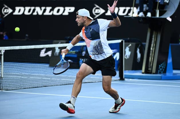 TENNIS AUSTRALIAN OPEN, James Duckworth of Australia in action during of his Men™s 2nd round match against Jannik Sinner of Italy on day 5 of the 2026 Australian Open tennis tournament at Melbourne Park in Melbourne, Wednesday, January 22, 2026. ( NO ARCHIVING MELBOURNE VICTORIA AUSTRALIA  Copyright: xJOELxCARRETTx 20260122124158523170