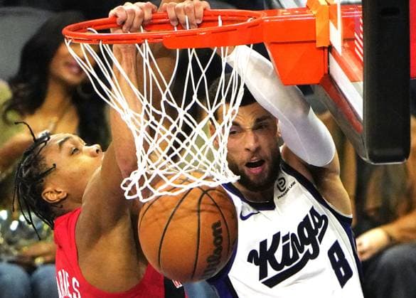 (260122) -- SACRAMENTO, Jan. 22, 2026 -- Sacramento Kings Zach LaVine (R) dunks during the 2025-2026 NBA, Basketball Herren, USA regular season basketball game between Sacramento Kings and Toronto Raptors in Sacramento, the United States, Jan. 21, 2026. ) (SP)U.S.-SACRAMENTO-BASKETBALL-NBA-KINGS VS RAPTORS WuxXiaoling 