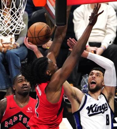 (260122) -- SACRAMENTO, Jan. 22, 2026 -- Sacramento Kings Zach LaVine (R) goes for a lay-up during the 2025-2026 NBA, Basketball Herren, USA regular season basketball game between Sacramento Kings and Toronto Raptors in Sacramento, the United States, Jan. 21, 2026. ) (SP)U.S.-SACRAMENTO-BASKETBALL-NBA-KINGS VS RAPTORS WuxXiaoling 