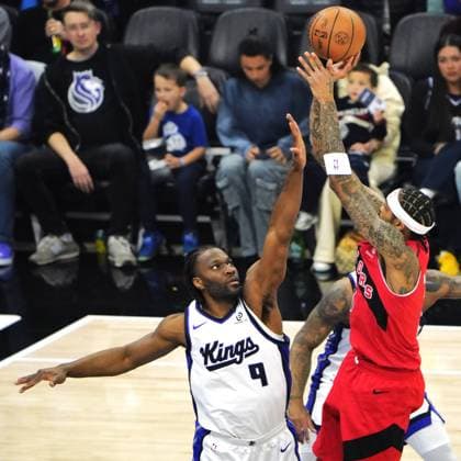 (260122) -- SACRAMENTO, Jan. 22, 2026 -- Sacramento Kings Precious Achiuwa (L) defends Toronto Raptors Brandon Ingram during the 2025-2026 NBA, Basketball Herren, USA regular season basketball game between Sacramento Kings and Toronto Raptors in Sacramento, the United States, Jan. 21, 2026. ) (SP)U.S.-SACRAMENTO-BASKETBALL-NBA-KINGS VS RAPTORS WuxXiaoling 