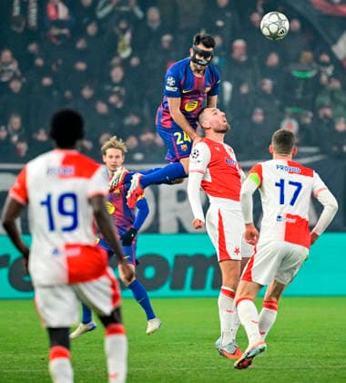Eric Garcia of Barcelona, center, and Tomas Chory of Slavia, 2nd right, in action during the Champions League 7th round match Slavia Praha vs FC Barcelona, Barca in Prague, Czech Republic, January 21, 2026. (CTKxPhoto VitxSimanek) CTKPhotoP2026012200171  CTKPhotoP2026012200171
