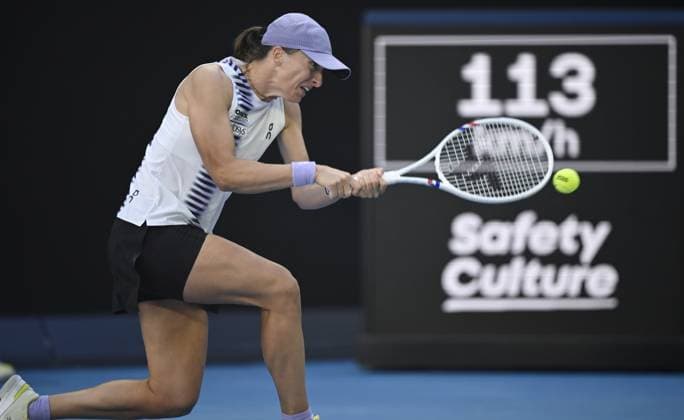 (260122) -- MELBOURNE, Jan. 22, 2026 -- Iga Swiatek of Poland hits a return during the women s singles 2nd round match against Marie Bouzkova of the Czech Republic at the Australian Open tennis tournament in Melbourne, Australia, Jan. 22, 2026. (Photo by Xinhua) (SP)AUSTRALIA-MELBOURNE-TENNIS-AUSTRALIAN OPEN-WOMEN S SINGLES WangxShen 