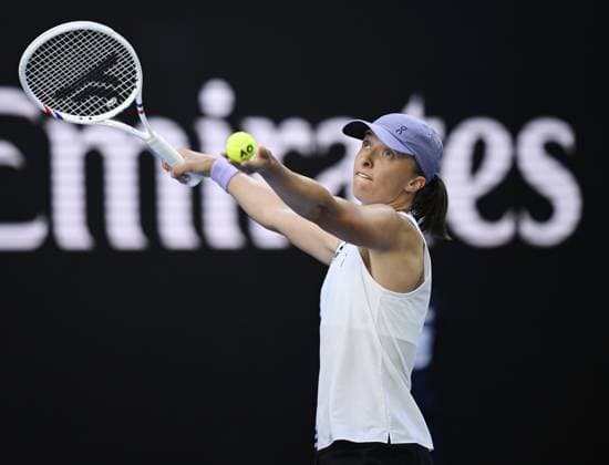 (260122) -- MELBOURNE, Jan. 22, 2026 -- Iga Swiatek of Poland serves during the women s singles 2nd round match against Marie Bouzkova of the Czech Republic at the Australian Open tennis tournament in Melbourne, Australia, Jan. 22, 2026. (Photo by Xinhua) (SP)AUSTRALIA-MELBOURNE-TENNIS-AUSTRALIAN OPEN-WOMEN S SINGLES WangxShen 
