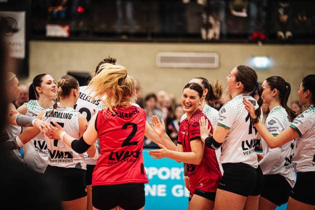 Volleyball Women Season 2025 2026 Volleyball Bundesliga ETV Hamburger Volksbank Volleys vs USC Münster 22 01 2026 Münster wins and cheers, in the middle Pippa Molenaar 1, USC Münster Hamburg Sporthalle Hoheluft Hamburg Germany