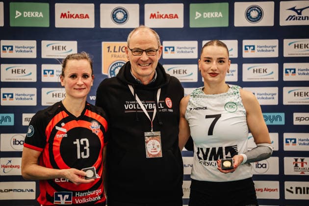 Volleyball Women Season 2025 2026 Volleyball Bundesliga ETV Hamburger Volksbank Volleys vs USC Münster 22 01 2026 MVP of the match from l Kathleen Weiß 13, ETV Hamburger Volksbank Volleys , Frank Fechner 1 Chairman ETV Hamburg and Elena Kömmling 7, USC Münster Hamburg Sporthalle Hoheluft Hamburg Germany