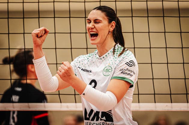 Volleyball Women Season 2025 2026 Volleyball Bundesliga ETV Hamburger Volksbank Volleys vs USC Münster 22 01 2026 Esther Spöler 3, USC Münster cheers Hamburg Sporthalle Hoheluft Hamburg Germany