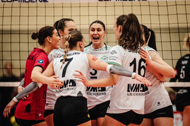 Volleyball Women Season 2025 2026 Volleyball Bundesliga ETV Hamburger Volksbank Volleys vs USC Münster 22 01 2026 Münster cheers, in the middle Esther Spöler 3, USC Münster Hamburg Sporthalle Hoheluft Hamburg Germany