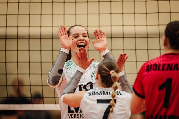 Volleyball Women Season 2025 2026 Volleyball Bundesliga ETV Hamburger Volksbank Volleys vs USC Münster 22 01 2026 v l Amelie Strothoff 10, USC Münster and Leonie Körtzinger 7, ETV Hamburger Volksbank Volleys clap Hamburg Sporthalle Hoheluft Hamburg Germany