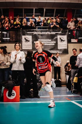 Volleyball Women Season 2025 2026 Volleyball Bundesliga ETV Hamburger Volksbank Volleys vs USC Münster 22 01 2026 Zoe Konjer 8, ETV Hamburger Volksbank Volleys runs into the hall Hamburg Sporthalle Hoheluft Hamburg Germany