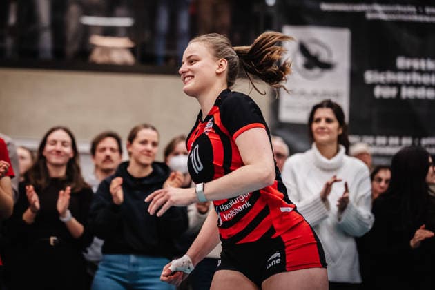 Volleyball Women Season 2025 2026 Volleyball Bundesliga ETV Hamburger Volksbank Volleys vs USC Münster 22 01 2026 Lena Liegert 10, ETV Hamburger Volksbank Volleys runs into the arena Hamburg Sporthalle Hoheluft Hamburg Germany