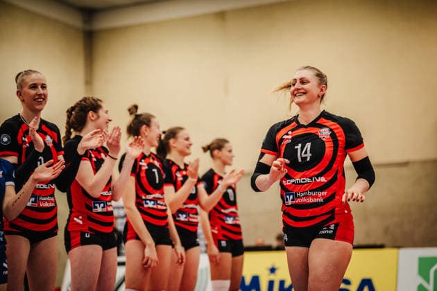 Volleyball Women Season 2025 2026 Volleyball Bundesliga ETV Hamburger Volksbank Volleys vs USC Münster 22 01 2026 Fiona Dittmann 14, ETV Hamburger Volksbank Volleys runs into the hall Hamburg Sporthalle Hoheluft Hamburg Germany