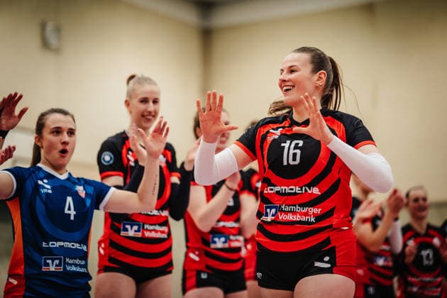 Volleyball Women Season 2025 2026 Volleyball Bundesliga ETV Hamburger Volksbank Volleys vs USC Münster 22 01 2026 Lilly Faroß 16, ETV Hamburger Volksbank Volleys runs into the hall Hamburg Sporthalle Hoheluft Hamburg Germany